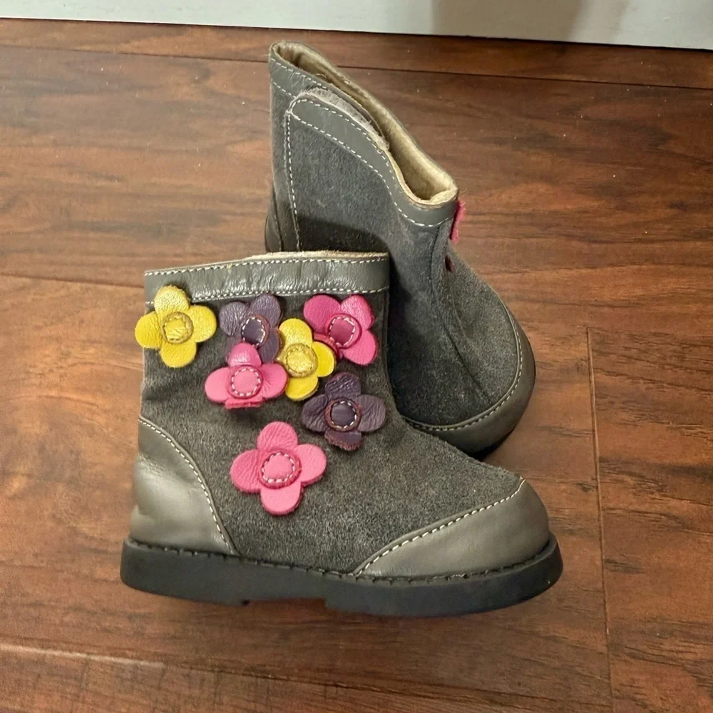 See Kai Run Delilah Suede Gray Boots w Flowers for Everyday Adventures-Size 3